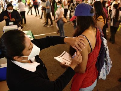 Vacunación con Pfizer para adolescentes de 15 a 17 años iniciará la siguiente semana en la CDMX