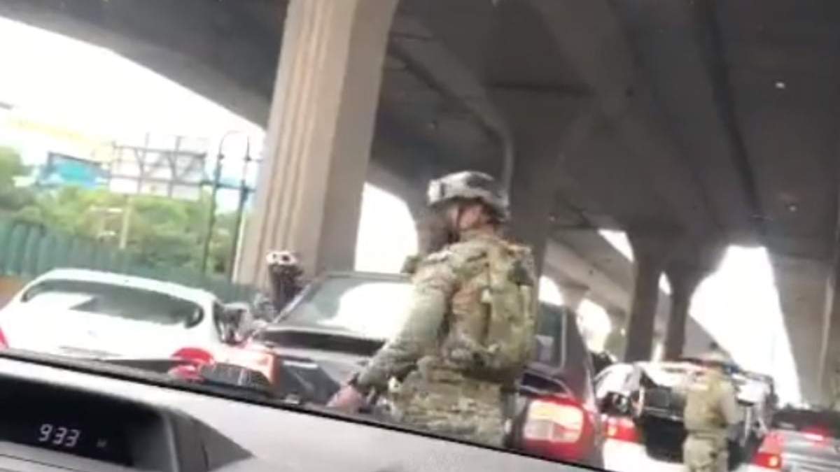 Revisión de autos en el retén de la Marina en Periférico