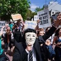 Profesores paran y estudiantes toman facultades en Argentina en rechazo al ajuste educativo de Milei