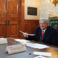 AMLO pacta con Walmart para "hacer todo lo posible para bajar la inflación en alimentos"