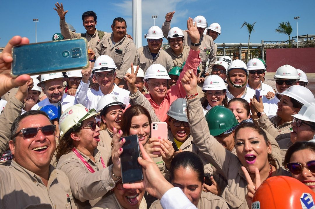 AMLO visita la refinería Madero