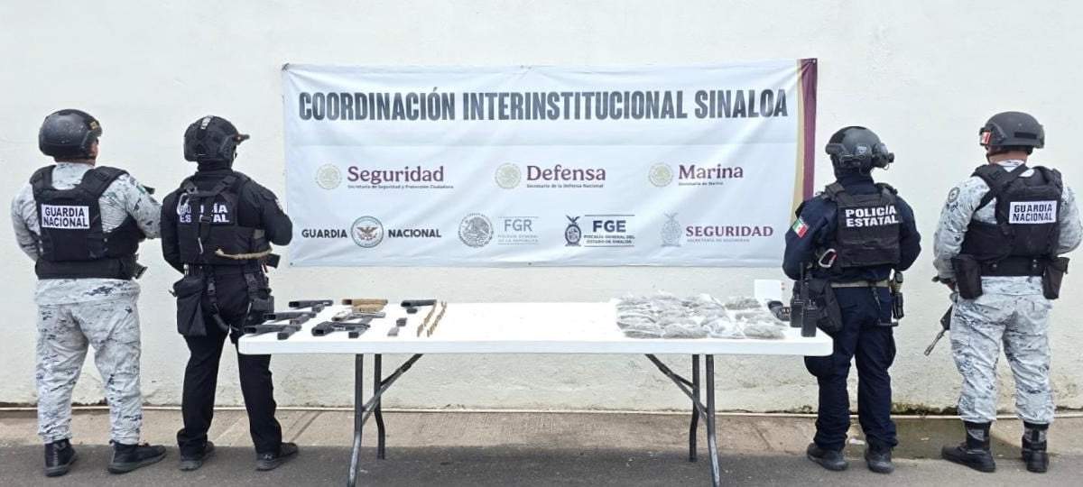 Elementos de la Guardia Nacional y de la policía estatal posan con los artefactos decomisados en el tercer cateo del mes en el penal de Aguaruto, Culiacán, Sinaloa
