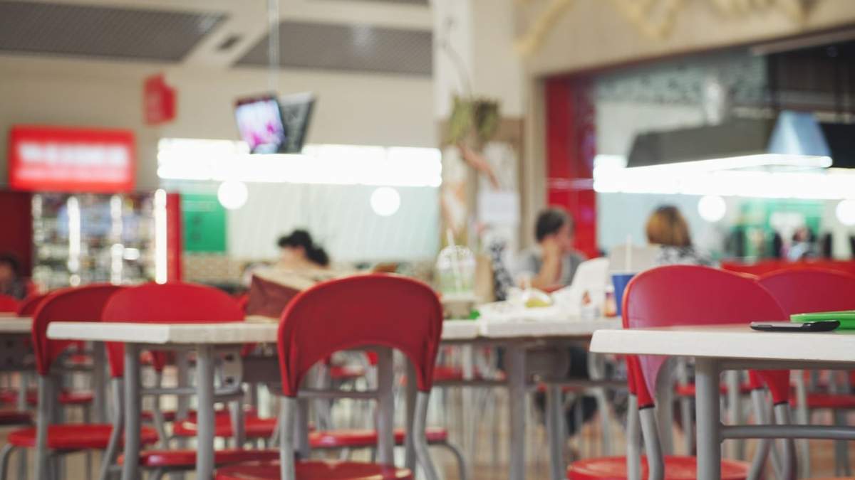 Colectivos alertan que el CJNG cita a jóvenes en restaurantes de comida rápida como Burger King y McDonald's con ofertas falsas para luego llevarlos a reclutamientos forzados.
