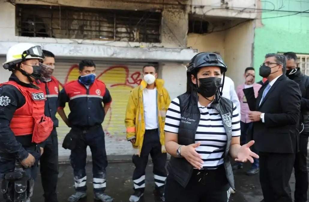 La alcaldesa Sandra Cuevas llegó a la zona del incendio