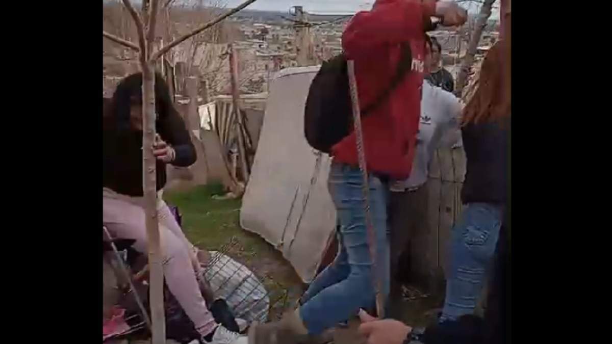 El momento más dramático fue cuando irrumpió el joven armado con un cuchillo. Fuente (Minuto Neuquén)