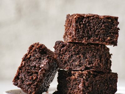 Brownies fit: sorprendé con esta receta sin harina y un truco para lograr una masa esponjosa