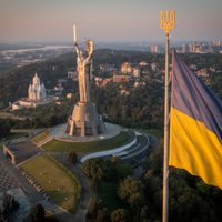 Ucrania retira martillo y hoz soviéticos de monumento en Kiev para colocar el escudo del país