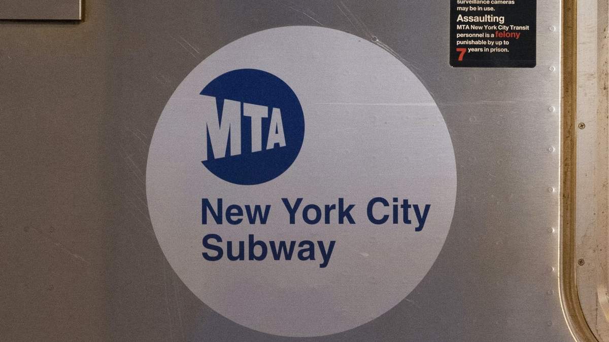 El logotipo de la Autoridad Metropolitana de Transporte (MTA) se ve en el costado de un vagón del metro de la ciudad de Nueva York