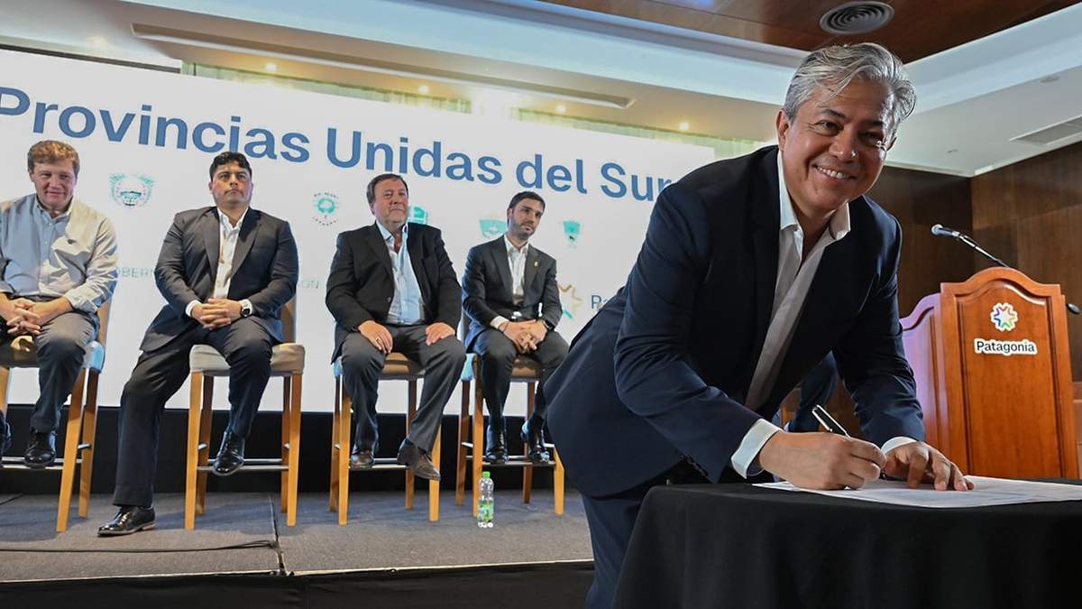 Rolando Figueroa en la cumbre de gobernadores patagónicos. Fuente: (Neuquén Informa)