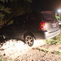 Una conductora intentó sortear una laguna pero quedó con el auto “en el aire”