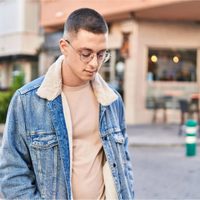 Qué significa tener la mirada siempre en el piso al caminar, según la psicología