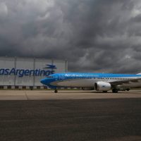 Aerolíneas Argentinas pagará la mitad del sueldo a sus empleados