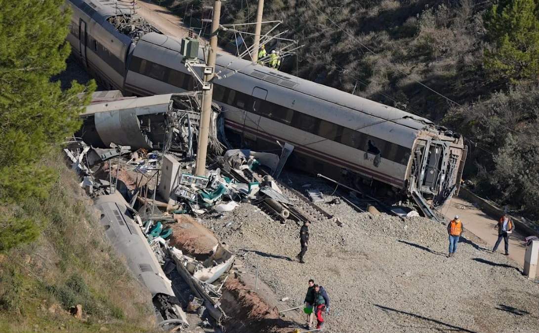 Los restos de uno de los vagones de tren tras el choque en Adamuz, España