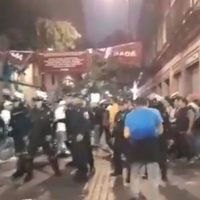 Policías y asistentes al concierto de Grupo Firme se enfrentan a golpes en el Zócalo (Video)