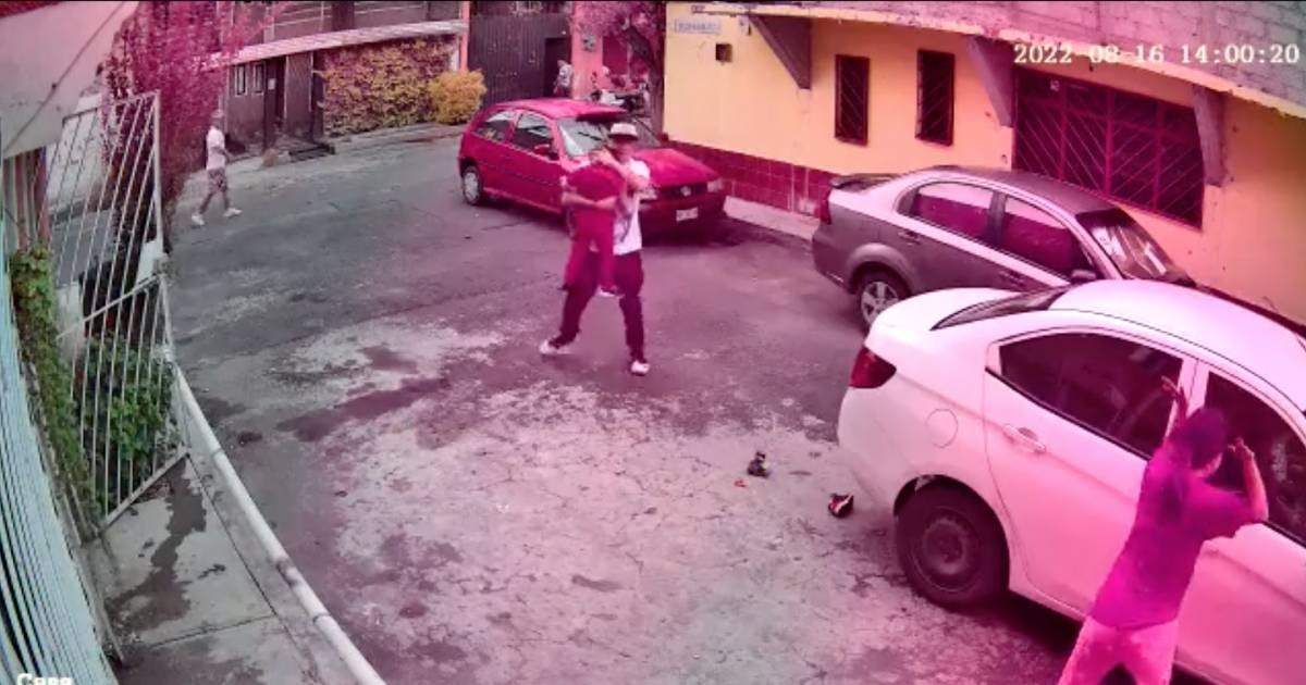 El momento en el que los padres rescatan al niño