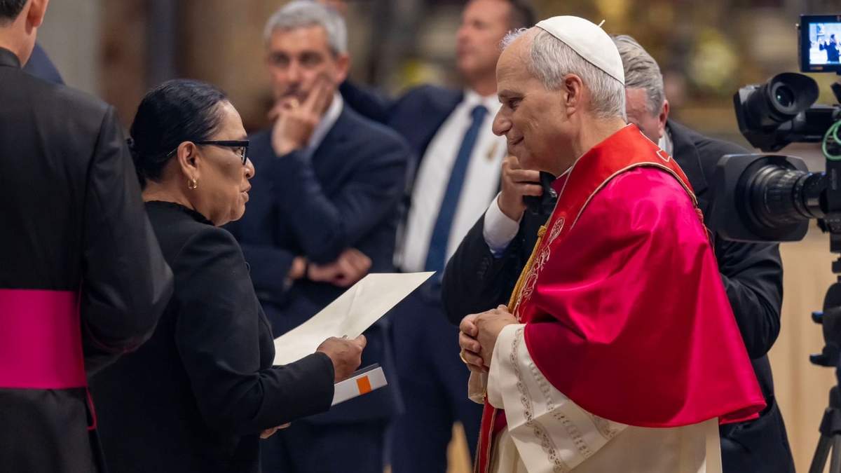 La secretaria de Gobernación entregó al papa León XIV la invitación del gobierno de México para visitar México