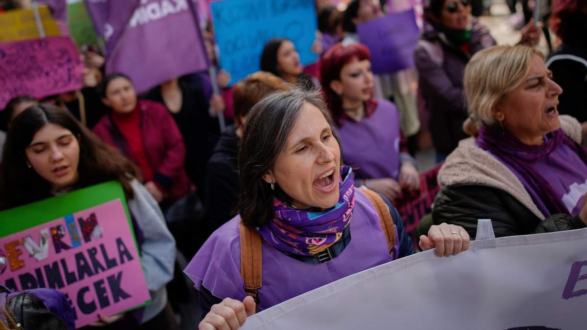 Mujeres gritan consignas durante una protesta para conmemorar el Día Internacional de la Mujer en Estambul, Turquía