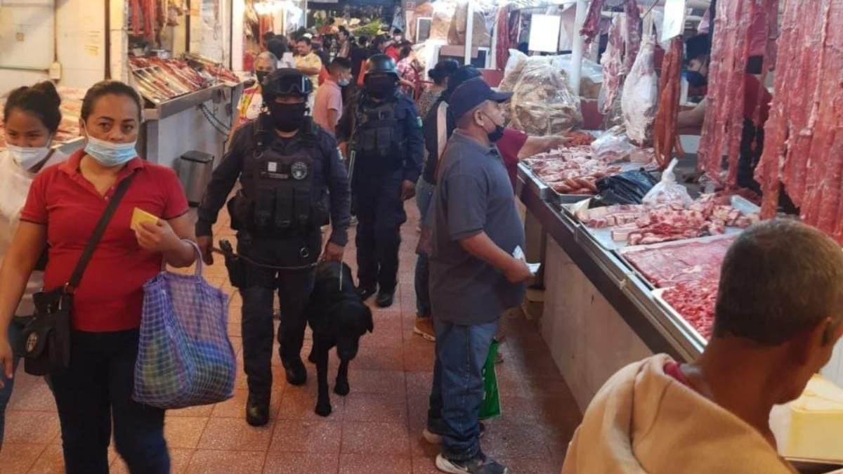 Policías estatales en el mercado Baltazar R. Leyva Mancilla de Chilpancingo