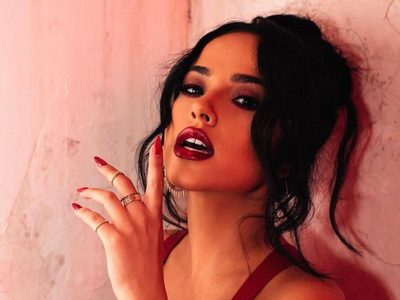 ¿Tanta dicha? Becky G no se conforma con 1 y tiene 3