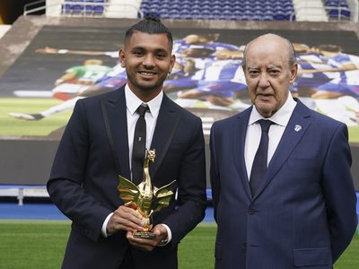 El Porto otorga el Dragón de Oro al 'Tecatito” por ser mejor jugador del año
