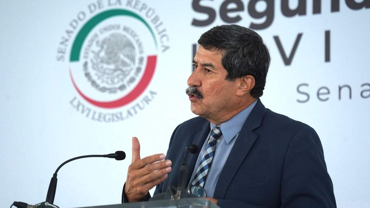 El senador morenista Javier Corral, en conferencia en el Senado de la República