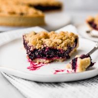 Cuadraditos de ricota y frutos rojos: poné la pava para disfrutar con mate este rico postre