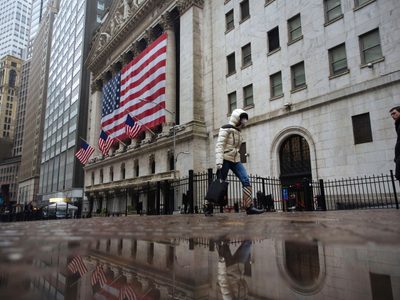 Respira la economía; ligera recuperación del peso