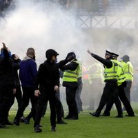 Aficionados del Rangers y Celtic invaden el campo y se enfrentan tras el juego de la Copa de Escocia