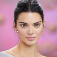 ¡A lo Kardashian! Kendall Jenner lanza una línea de ropa para luchar contra el coronavirus