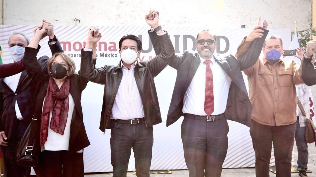 Juan Carlos Loera (de corbata) será aspirante de Morena a la gubernatura de Chihuahua