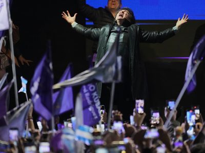 Vuelven a lanzar piedras a Milei en el cierre de campaña en Buenos Aires