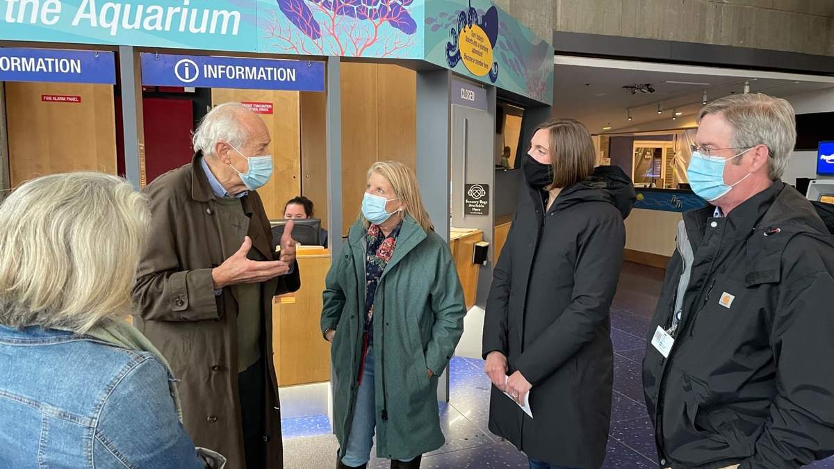 Visitantes portando mascarilla en el acuario de Inglaterra