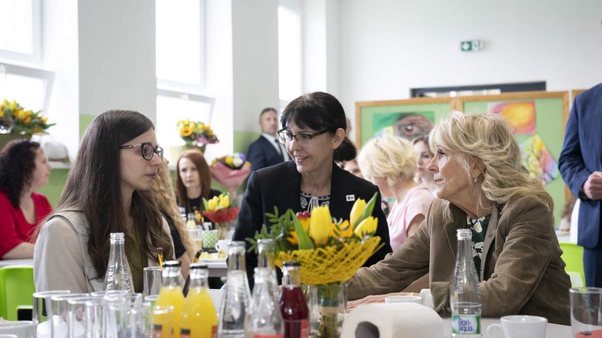 Jill Biden junto a madres ucranianas
