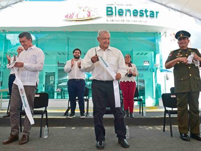 "¡Reelección, reelección!", le gritan a AMLO en Chiapas; "no, no hace falta", responde el presidente