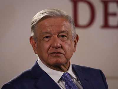 AMLO minimiza boyas en el río Bravo, pero pide no votar por Greg Abbott ni por republicanos