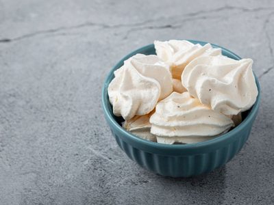 Suspiros de merengue sin huevo: con 2 ingredientes, una receta perfecta para tus postres y con un resultado increíble