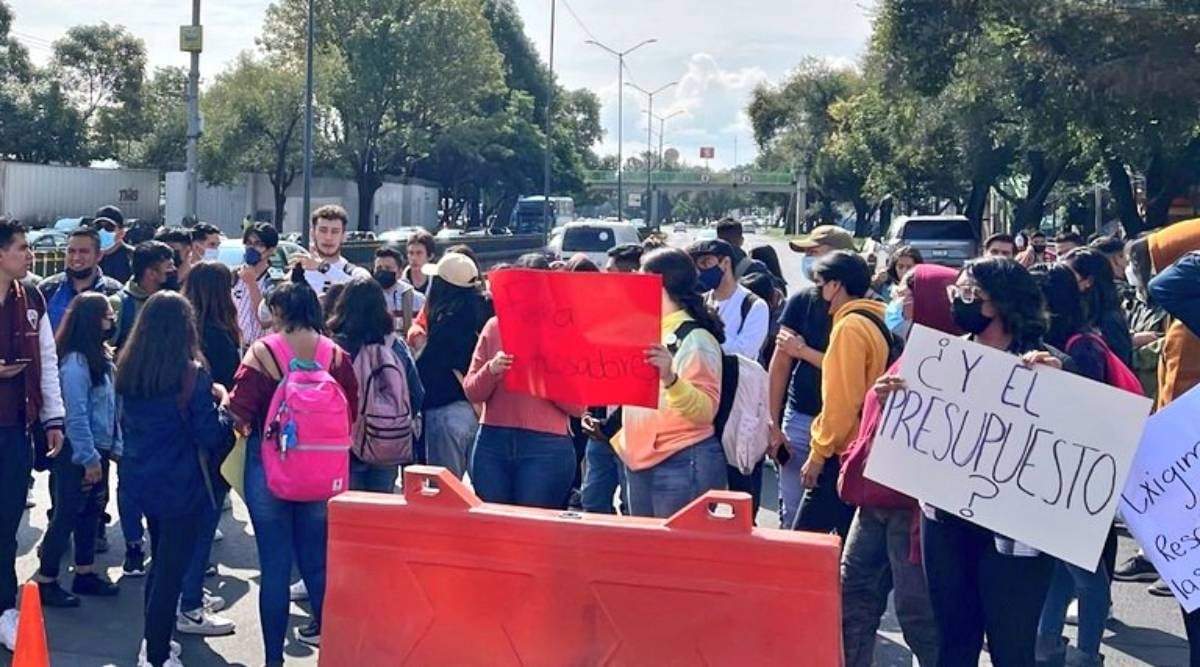El bloqueo de estudiantes del IPN en Periférico