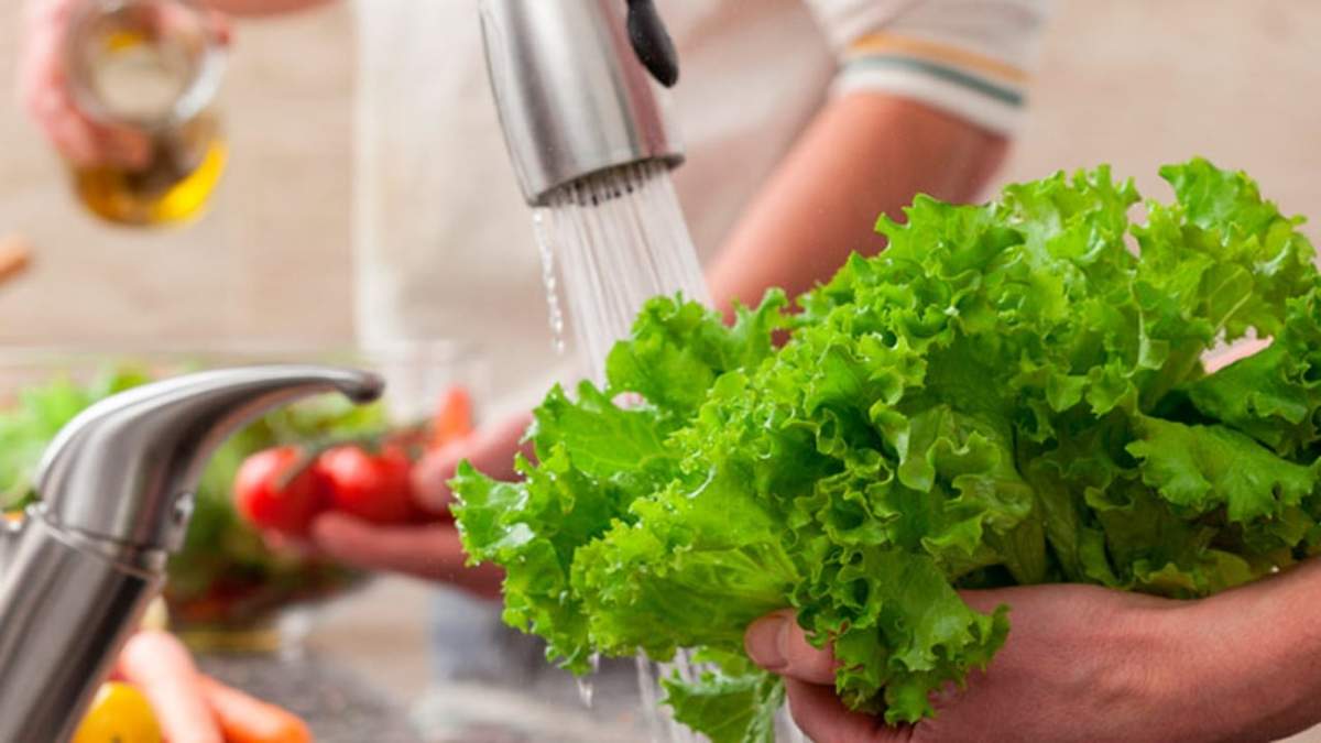 Manipulación de alimentos para una vida más sana. Fuente: (Twitter)