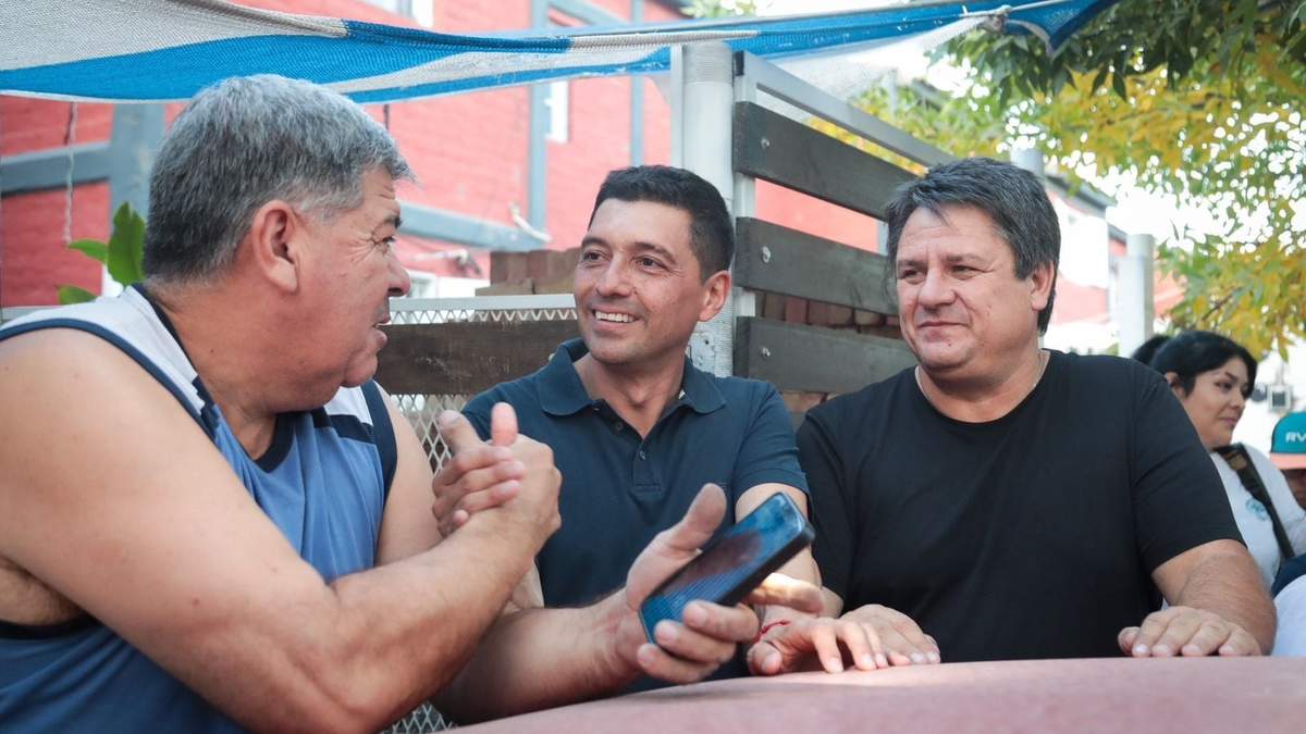 Marcos Koopmann y Mariano Gaido junto con vecinos de la capital de Neuquén. Fuente: (Prensa MPN)