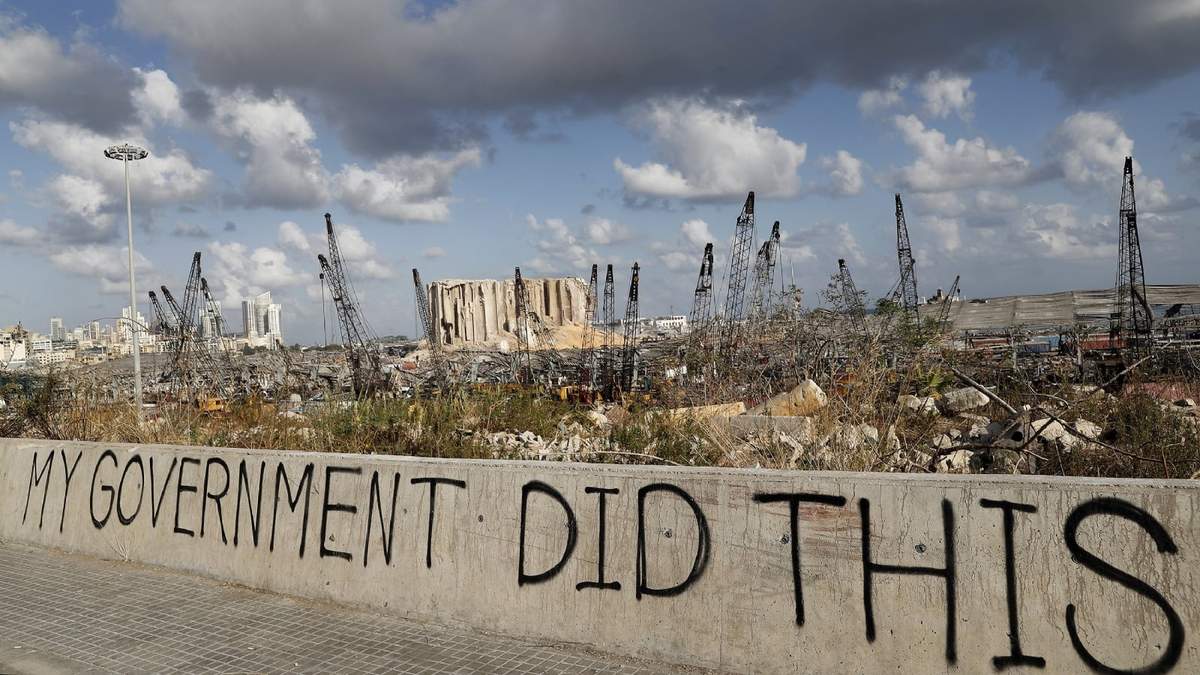 "Mi gobierno hizo esto", leyenda frente a las ruinas del puerto de Beirut. Fuente: (Twitter)