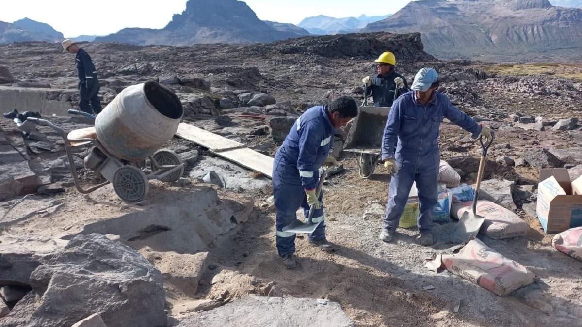 Los operarios realizan tareas de impermeabilización de las paredes del reservorio en Copahue. Fuente: (Nqn Informa)