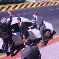 AMLO llega a San Lázaro entre algarabía y porras