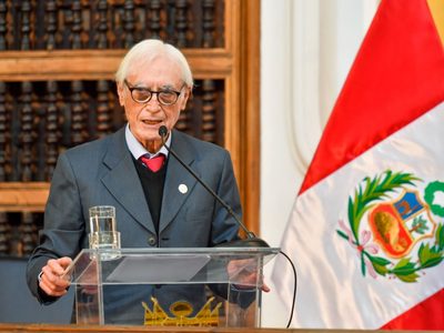 Renuncia el canciller de Perú, Héctor Béjar, tras verse envuelto en una fuerte polémica