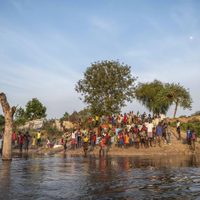 Miles sobreviven al borde de un canal ante inundaciones anuales en Sudán del Sur