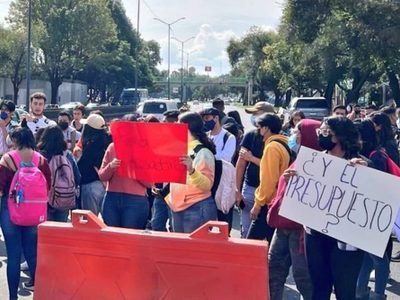 Estudiantes del IPN bloquean el Periférico; denuncian falta de maestros, materiales y casos de acoso