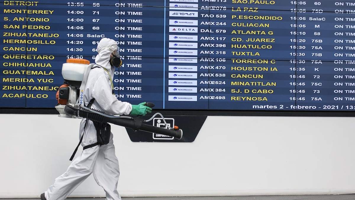 Sanitización en el aeropuerto de la Ciudad de México en febrero de 2021