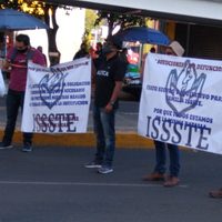 Trabajadores del ISSSTE exigen destituir a directivos en Puebla por negarles protección contra covid-19