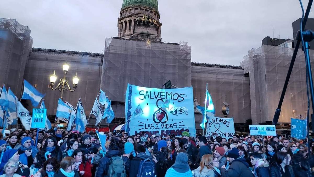 Militantes providas reclaman frente al Congreso. Fuente: (Twitter)