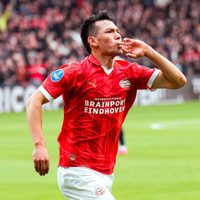 Chucky Lozano anota tres goles en la victoria 5-2 del PSV sobre el Ajax (videos)
