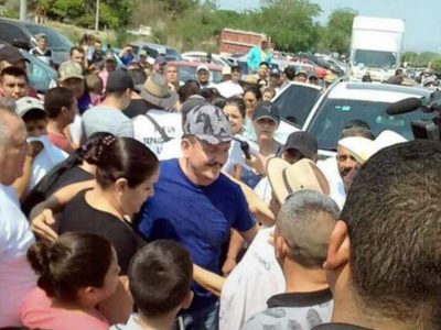Y en Tapalcatepec lo reciben con mariachis (Video)